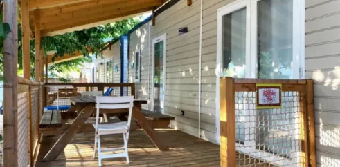 Mobil Home 2 Chambres 4/6 Personnes - Paradis Family des Issoux : terrasse en bois avec table et chaises