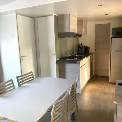 Mobil Home 2 Chambres 4/6 Personnes - Paradis Family des Issoux : cuisine et salle à manger avec table et chaises