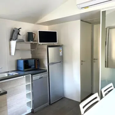 Mobil Home 2 Chambres 4 Personnes - Paradis Family des Issoux : cuisine équipée