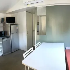 Mobil Home 2 Chambres 4 Personnes - Paradis Family des Issoux : salle à manger