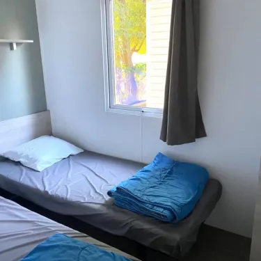 Mobil Home 2 Chambres 4 Personnes - Paradis Family des Issoux : lit simple