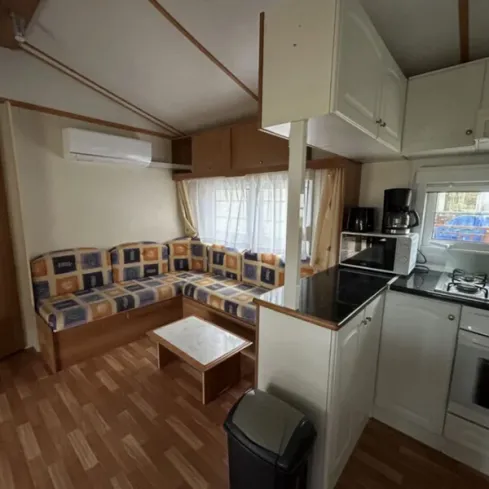 Mobil Home Confort+ 2 Chambres Clim - 4 Pers. - Le Tastesoule avec canapé et cuisine