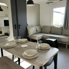 Mobil Home Prestige TV 3 Chambres - 6 Pers. - Le Tastesoule : salle à manger et canapé