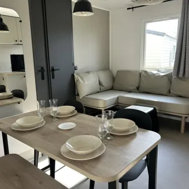 Mobil Home Prestige TV 3 Chambres - 6 Pers. - Le Tastesoule : salle à manger et canapé