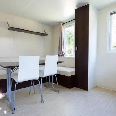 Mobil Home Confort Nobis 1 Chambre 2 Personnes - Camping Paradis Les Nobis d'Anjou : coin repas et canapé