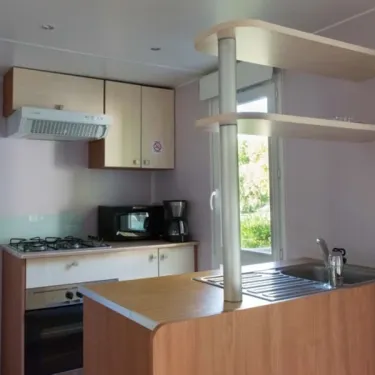 Cuisine du Mobil Home Confort Tuffault 2 Chambres - Camping Paradis Les Nobis d'Anjou
