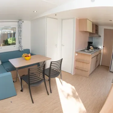 Intérieur Mobil Home Eden Maine 2 Chambres 4 Personnes - Camping Paradis Les Nobis d'Anjou, cuisine et salle à manger