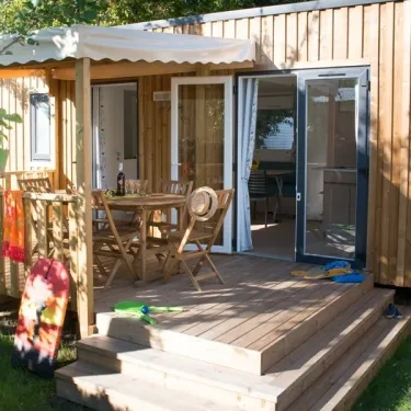 Mobil Home Eden Maine 2 Chambres 4 Personnes - Camping Paradis Les Nobis d'Anjou, terrasse avec table et chaises