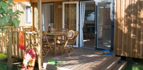 Mobil Home Eden Maine 2 Chambres 4 Personnes - Camping Paradis Les Nobis d'Anjou, terrasse avec table et chaises
