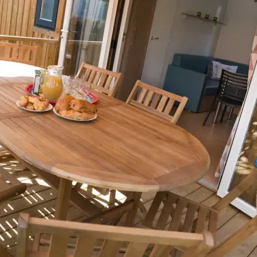 Table de salle à manger extérieure avec petit-déjeuner sur la terrasse
