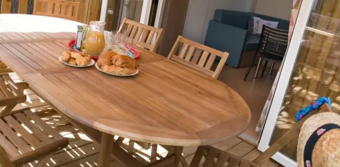 Table de salle à manger extérieure avec petit-déjeuner sur la terrasse