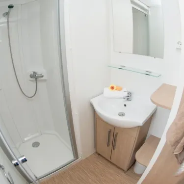 Salle de bain mobil home Eden Loire, douche, lavabo, miroir, étagère en verre