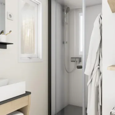 Salle de bain moderne du Mobil Home Eden Falun, avec douche et lavabo.