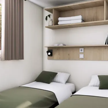 Chambre du Mobil Home Eden Falun avec deux lits et étagères.