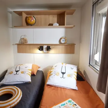 Chambre Mobil Home Eden Layon avec lits et étagères - Camping Paradis Les Nobis d'Anjou