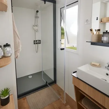 Salle de bain Mobil Home Eden Layon avec douche et lavabo - Camping Paradis Les Nobis d'Anjou