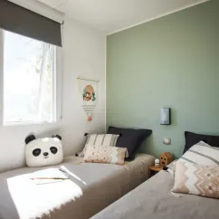 Mobil Home Premium Saumur 3 Chambres 6 Personnes - Camping Paradis Les Nobis d'Anjou, chambre avec deux lits et décor doux