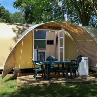 Coco Sweet Confort 2 Chambres 4 Personnes Sans Sanitaires - Camping Paradis Les Nobis d'Anjou : tente avec table et chaises en plein air.