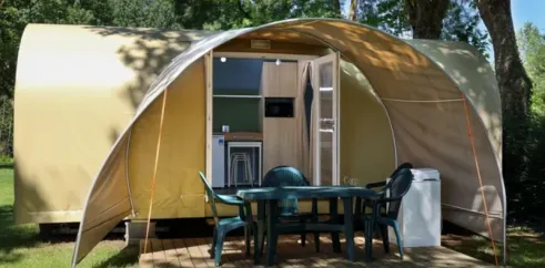 Coco Sweet Confort 2 Chambres 4 Personnes Sans Sanitaires - Camping Paradis Les Nobis d'Anjou : tente avec table et chaises en plein air.