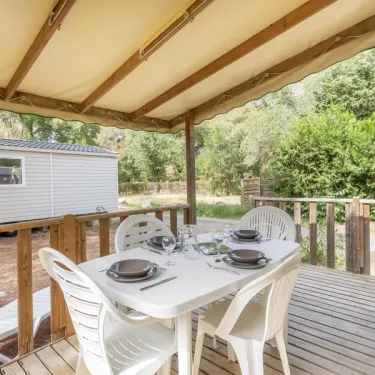 Terrasse avec table et chaises pour le mobil-home MH Classique Clim 2CH – 4P - 2017 - Camping Paradis Domaine de Gaujac