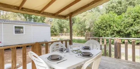 Terrasse avec table et chaises pour le mobil-home MH Classique Clim 2CH – 4P - 2017 - Camping Paradis Domaine de Gaujac