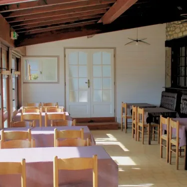 Camping Le Balcon de Chartreuse : salle à manger avec tables et chaises