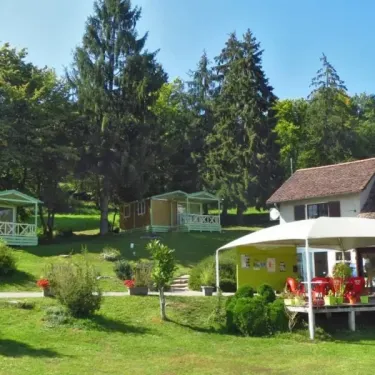 Camping Le Balcon de Chartreuse : vue des mobil-homes et terrasse