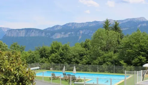 Piscine avec vue montagne Camping Le Balcon de Chartreuse