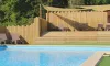 Piscine avec chaises longues et abri en bois Camping Le Balcon de Chartreuse