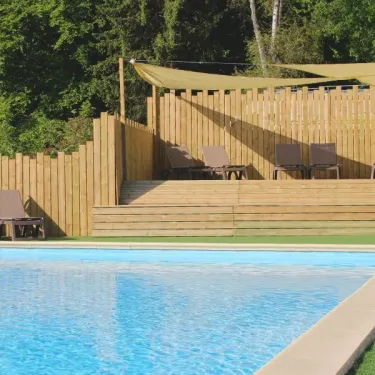 Piscine avec chaises longues et abri en bois Camping Le Balcon de Chartreuse