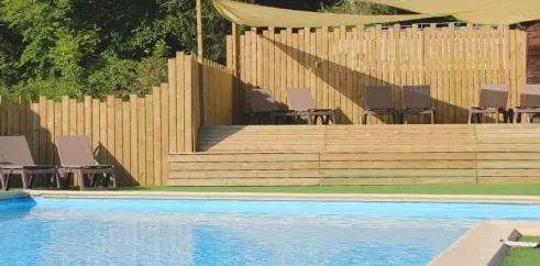 Piscine avec chaises longues et abri en bois Camping Le Balcon de Chartreuse