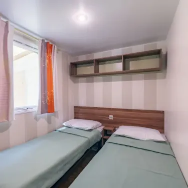 MH Classique Clim 2CH – 4P - 2010 - Camping Paradis Domaine de Gaujac - Chambre avec deux lits