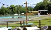 Terrasse avec tables et piscine Camping Le Balcon de Chartreuse