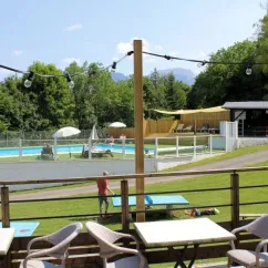 Terrasse avec tables et piscine Camping Le Balcon de Chartreuse
