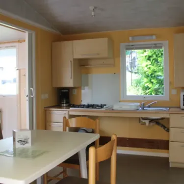 Mobil Home Orchidee 2 Chambres 4/6 Personnes- Camping Le Balcon de Chartreuse: cuisine avec table et chaises