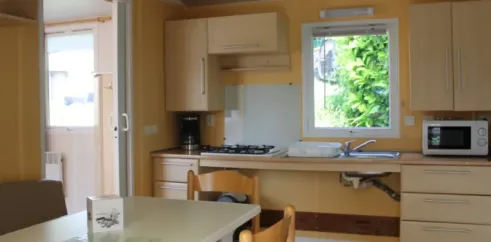 Mobil Home Orchidee 2 Chambres 4/6 Personnes- Camping Le Balcon de Chartreuse: cuisine avec table et chaises