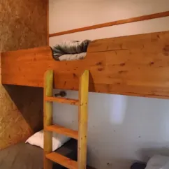 Lit superposé en bois dans le chalet Eco, Family's Camping Le Savoy