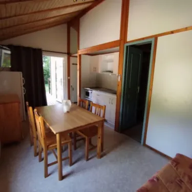 Salle à manger et cuisine dans le chalet Eco, Family's Camping Le Savoy