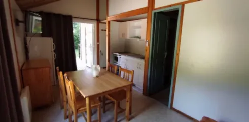 Salle à manger et cuisine dans le chalet Eco, Family's Camping Le Savoy