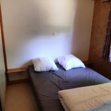 Chalet Eco 2 Chambres 4/6 Personnes - Family's Camping Le Savoy, chambre avec lit double et oreillers