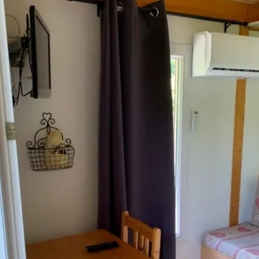 Chalet Eco 1 Chambre 2 Personnes - Family's Camping Le Savoy : coin repas et lit