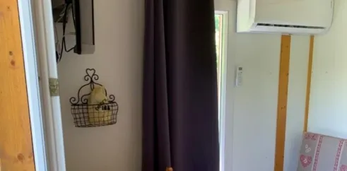 Chalet Eco 1 Chambre 2 Personnes - Family's Camping Le Savoy : coin repas et lit