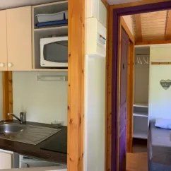 Chalet Eco 1 Chambre 2 Personnes - Family's Camping Le Savoy : cuisine et salle de bain