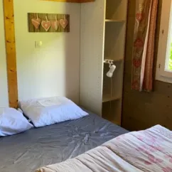 Chalet Eco 1 Chambre 2 Personnes - Family's Camping Le Savoy : lit et armoire