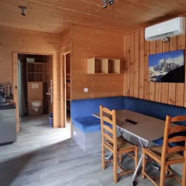 Chalet PMR 2 Chambres 4 Personnes - Family's Camping Le Savoy, salle à manger avec canapé bleu