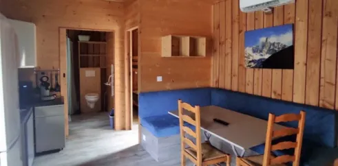 Chalet PMR 2 Chambres 4 Personnes - Family's Camping Le Savoy, salle à manger avec canapé bleu