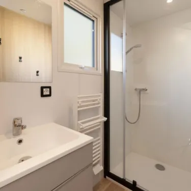 Salle de bain de l'MH Confort + 2CH – 4P - Camping Paradis Les 2 Îles