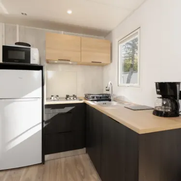 Cuisine moderne de l'MH Confort + 2CH – 4P au Camping Paradis Les 2 Îles