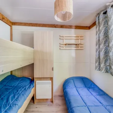 Chambre double et lit superposé dans le cottage Premium 2 chambres, Camping Paradis Les 2 Îles