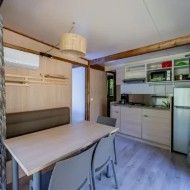 Cuisine et salle à manger dans le cottage Premium 2 chambres, Camping Paradis Les 2 Îles